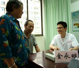 世界杯官网校友 浙江省人民医院金永明主任在磐安县人民医院义诊